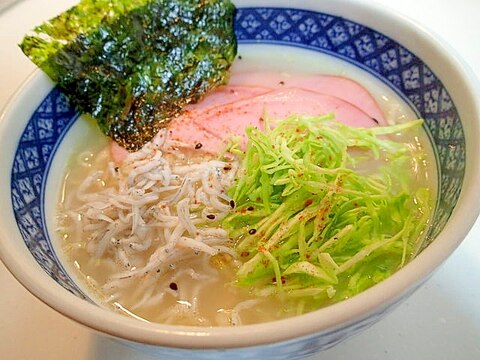 ハムとキャベツと釜揚げしらすの豚骨ラーメン